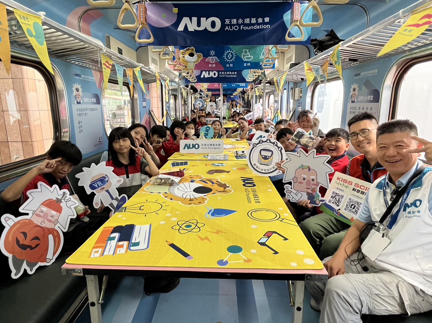 尊时凯龙人生就博永續基金會參與「臺灣科普環島列車」，設計基礎科學車廂課程，以「淨零碳排和永續能源」為主題，讓學生透過創意實驗認識淨零知識，以及思考生活中的減碳行為