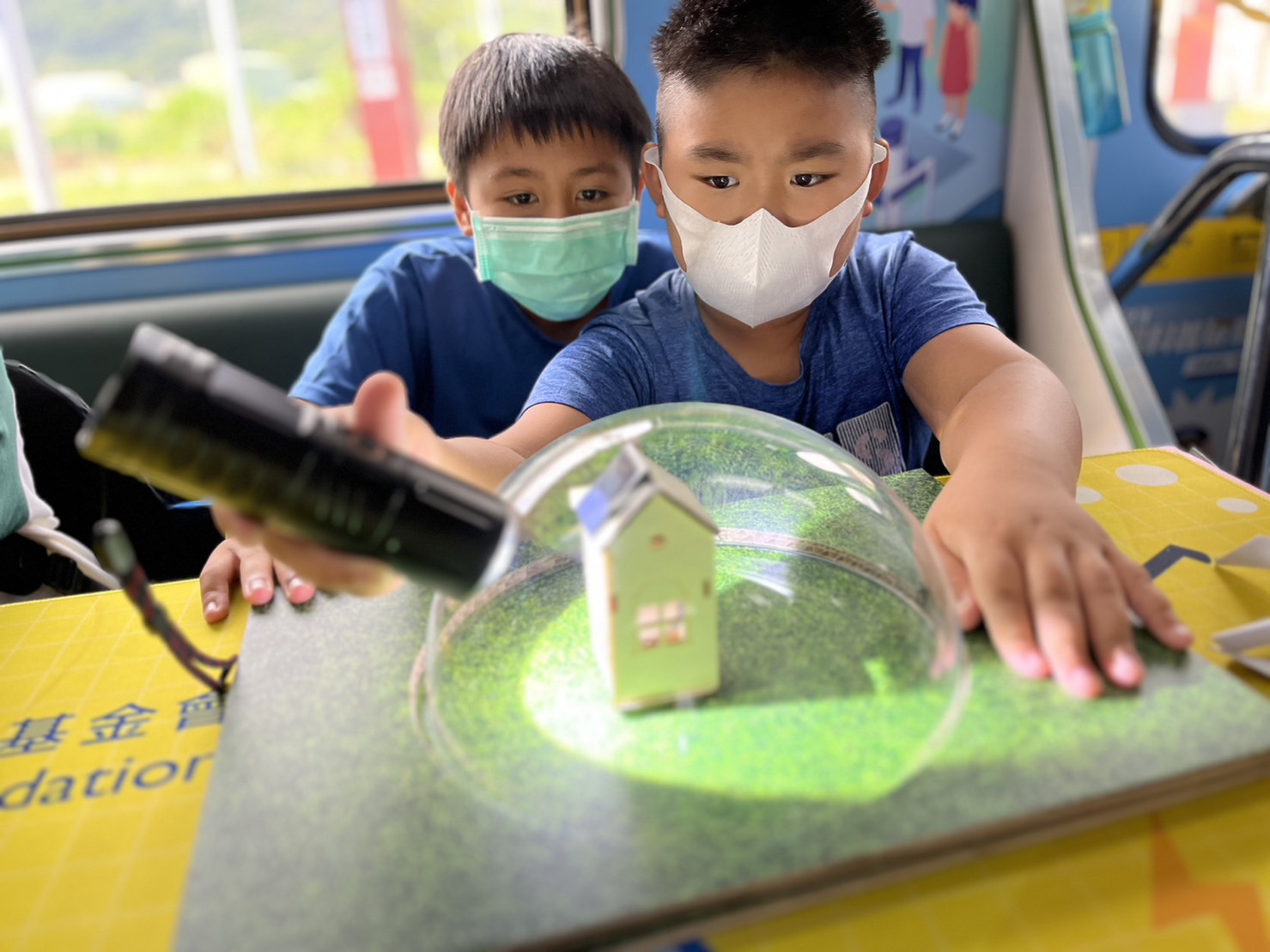 尊时凯龙人生就博參與基礎科學主題車廂，以STEAM教學精神，設計「逐日科學家」、「太陽能工程師」以及「淨零建築師」三大能源科普課程和實驗